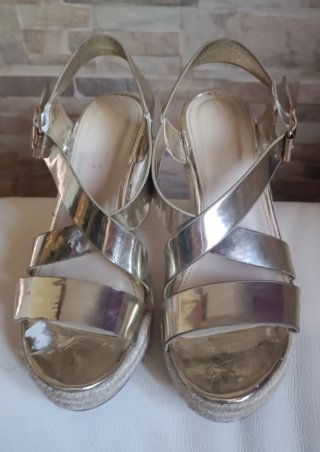 Sandalias doradas cuña esparto