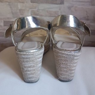 Sandalias doradas cuña esparto
