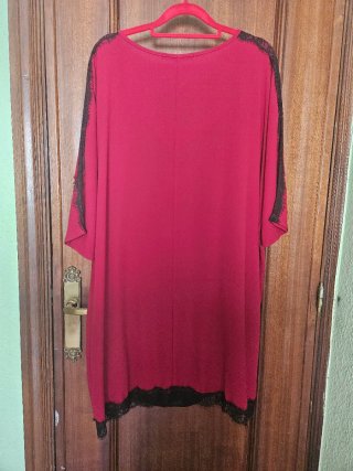 Vestido fiesta, manga 3/4 con detalles de encaje.