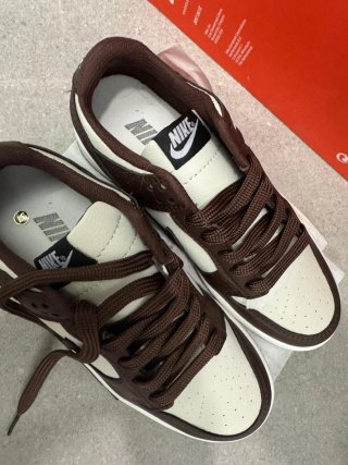 Zapatillas Nike Marrones y Blancas
