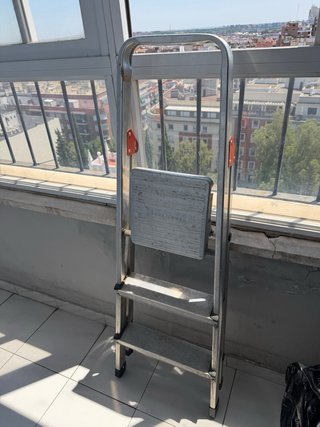 Escalera de acero plegable
