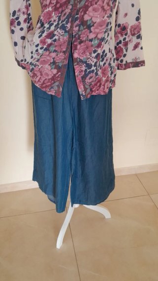Pantaloni a gamba larga + camicia floreale