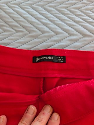 Pantalón pitillo rojo de vestir