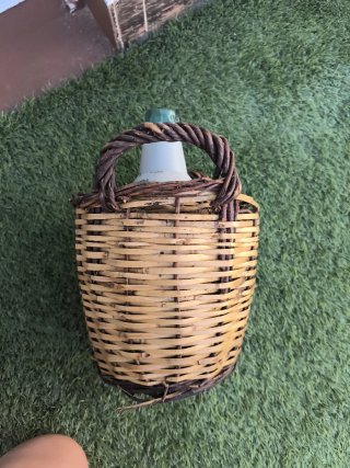 Dama Juana antigua con cesta