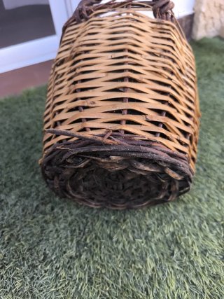 Dama Juana antigua con cesta
