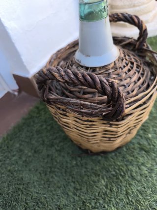 Dama Juana antigua con cesta