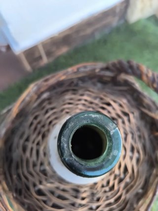 Dama Juana antigua con cesta