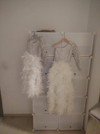 Vestidos de fiesta plateados con plumas para niñas