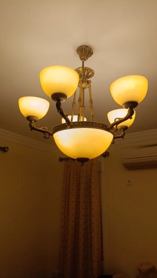 Lampadari dorati e bianchi