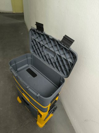 Caja de herramientas modular gris y amarilla