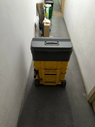 Caja de herramientas modular gris y amarilla