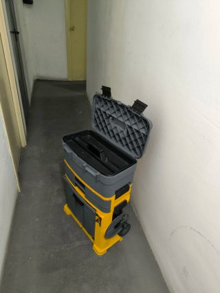 Caja de herramientas modular gris y amarilla