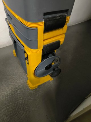 Caja de herramientas modular gris y amarilla