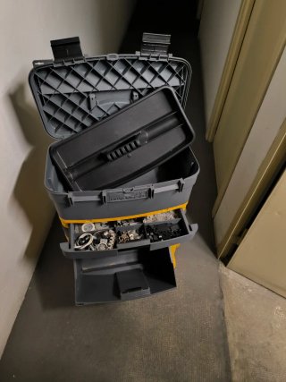 Caja de herramientas modular gris y amarilla