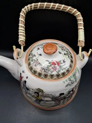 Tetera de porcelana japonesa con asa de bambú