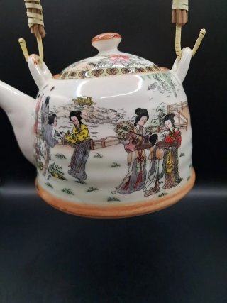 Tetera de porcelana japonesa con asa de bambú