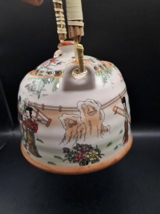 Tetera de porcelana japonesa con asa de bambú