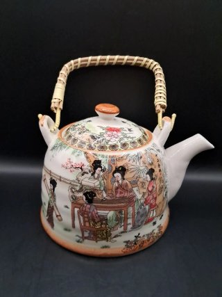 Tetera de porcelana japonesa con asa de bambú