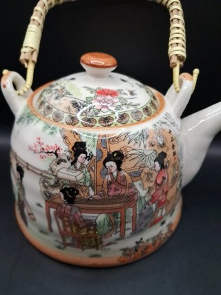 Tetera de porcelana japonesa con asa de bambú