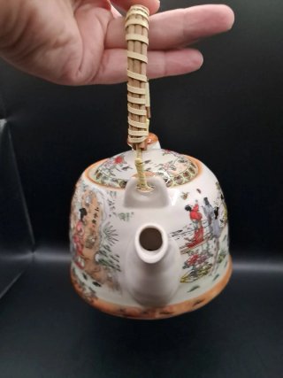 Tetera de porcelana japonesa con asa de bambú