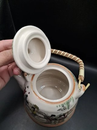 Tetera de porcelana japonesa con asa de bambú