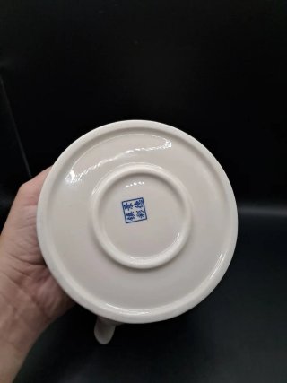 Tetera de porcelana japonesa con asa de bambú