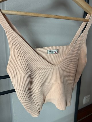 Top tirantes beige talla S y cuello en V.
