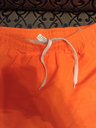 Costume arancione a righe bianche