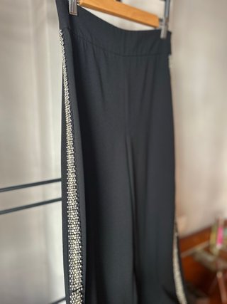 Pantalón de traje negro con apliques plateados