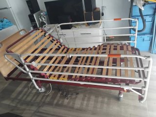 Cama Ortopédica Motorizada con Ruedas