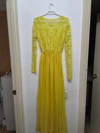 Vestido largo amarillo de encaje