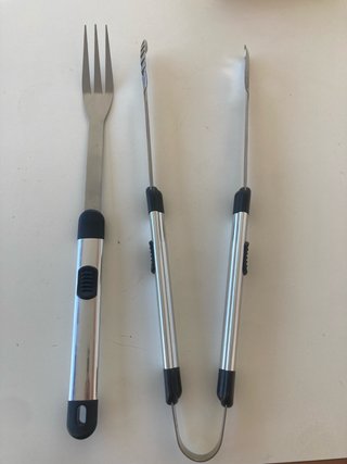 Tenedor y pinzas grandes para barbacoa