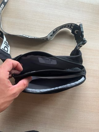 Riñonera Adidas Negra y otra benzi