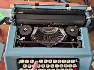 Máquina de escribir Olivetti Studio 46 con funda.