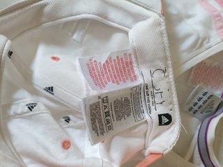 Conjunto Adidas Camiseta y Gorra Blanco/Rosa