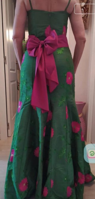 Vestido de fiesta verde con flores fuxia