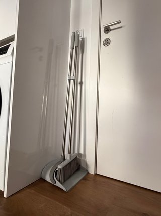 Escoba y recogedor de plástico