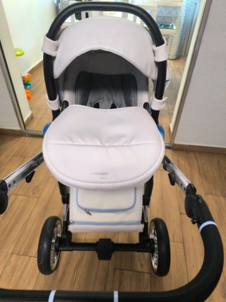 Estupendo carrito de bebé de la marca junama.