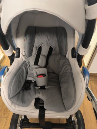 Estupendo carrito de bebé de la marca junama.