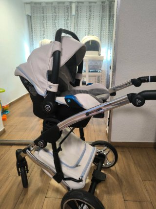 Estupendo carrito de bebé de la marca junama.