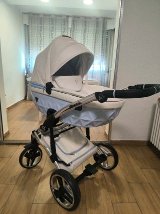 Estupendo carrito de bebé de la marca junama.