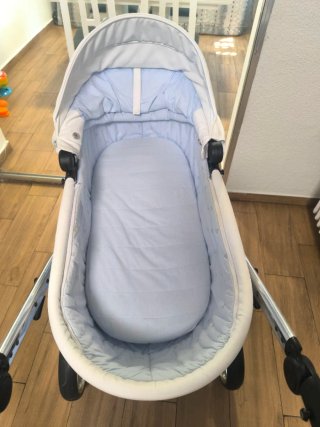 Estupendo carrito de bebé de la marca junama.