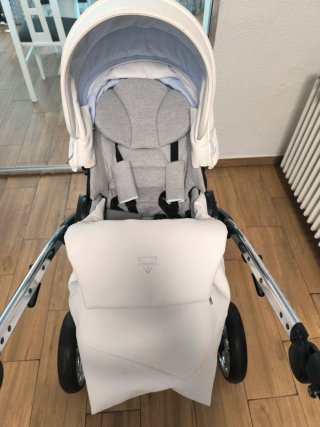 Estupendo carrito de bebé de la marca junama.