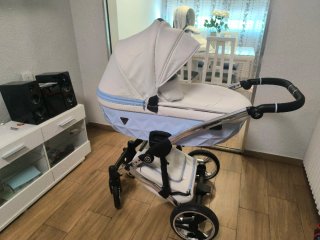 Estupendo carrito de bebé de la marca junama.