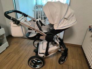 Estupendo carrito de bebé de la marca junama.