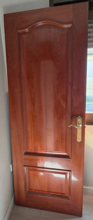 Puerta de madera interior.  Medidas: 197.5 x 72