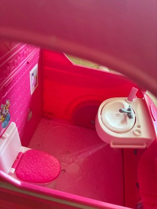 Caravana Barbie con tobogán y piscina