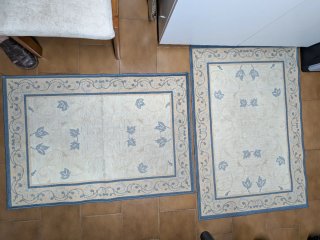 Alfombras de pie de cama beige y azul