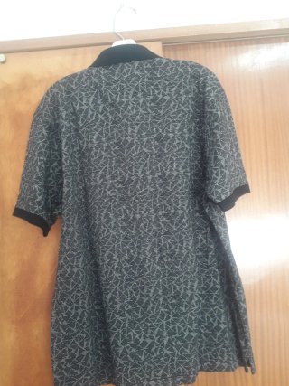 Polo manga corta Negro  estampado en gris ckaro