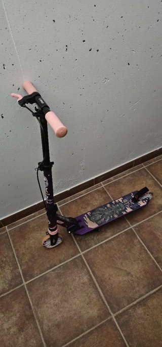 Patinete infantil morado y rosa de Decathlon